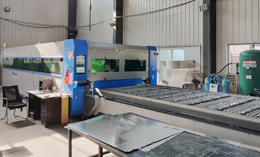 公司擁有激光切割機1台、數控折彎機5台、衝床設備6台（tái）、激光焊機（jī）2台、冷（lěng）壓機10台、鋼製牆板全（quán）自動一體（tǐ）成型機1台、先進的噴塗流水線等生產（chǎn）設備，各車間嚴格執行ISO9001質量管理體係；年生產能力可達（dá）30萬（wàn）平方（fāng）以上，是東北地區規模強大的鋁單板生產基地
